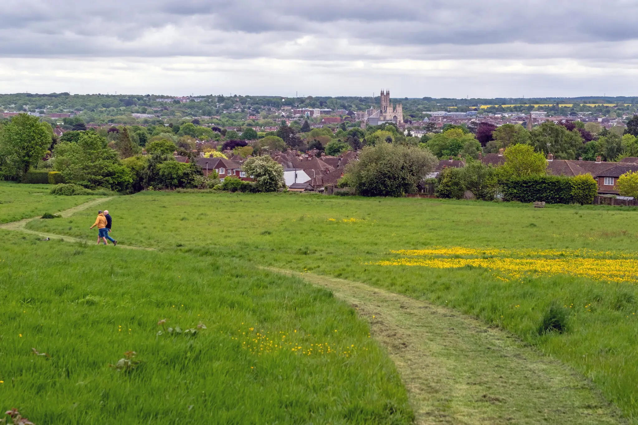 Пішоходи біля Кентерберійського собору, шпилі якого видно здалеку.